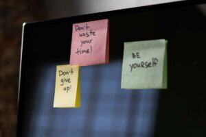 Authenticity for Wellbeing: post-it on computer screen reads "be yourself" by Bodyshot Performance.